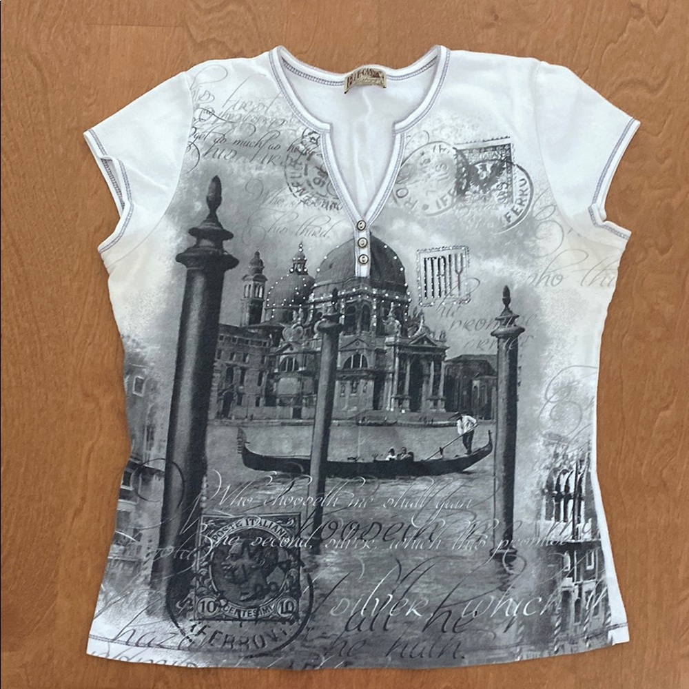 White Graphic Fitted Tee Short Sleeve, size L